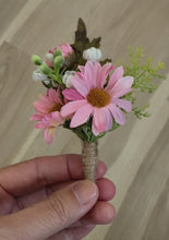 Load and play video in Gallery viewer, Rustic Daisy Boutonniere – Assorted Colors
